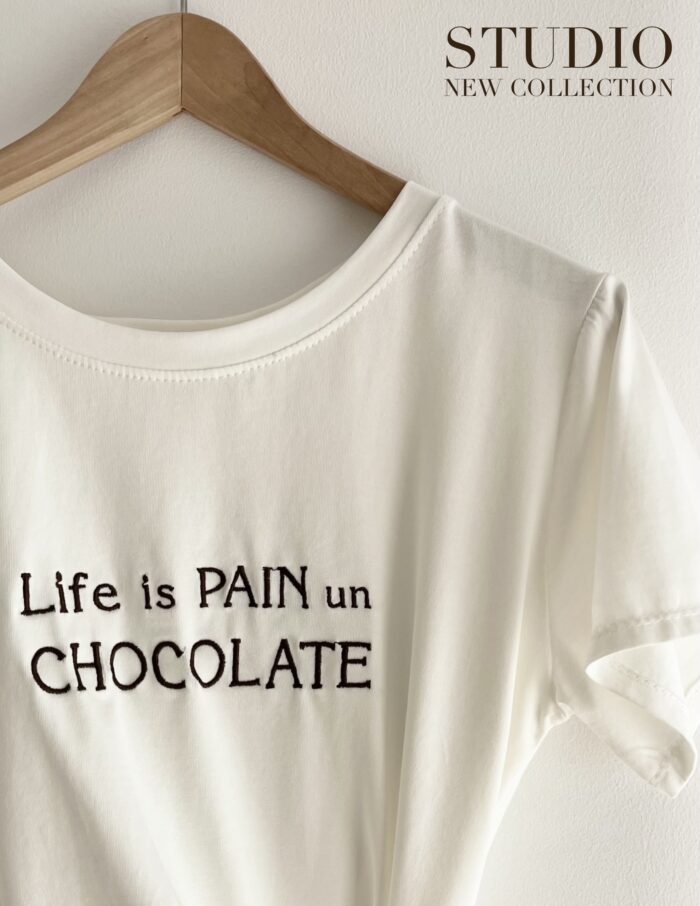 T-SHIRT Z WYSZYWANYM NAPISEM ŚMIETANKA/CZEKOLADA - obrazek 2