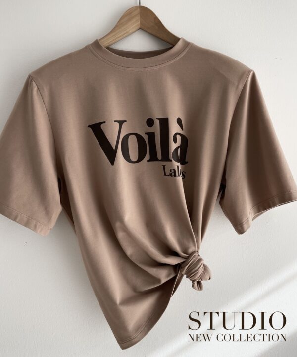 T-SHIRT OVERSIZE STUDIO Z NADRUKIEM MOCCA/CZEKOLADA