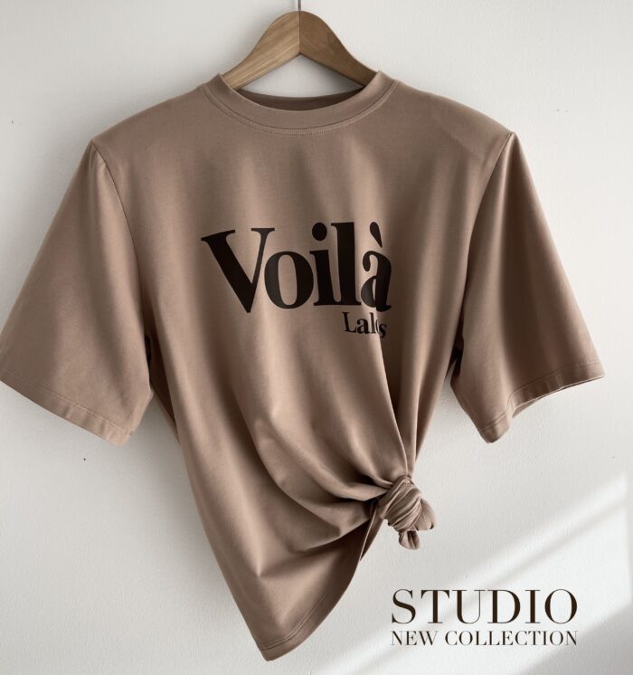 T-SHIRT OVERSIZE STUDIO Z NADRUKIEM MOCCA/CZEKOLADA