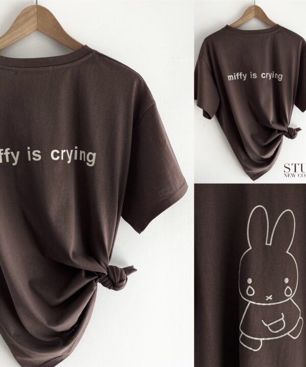 T-SHIRT Z NADRUKIEM CZEKOLADOWY