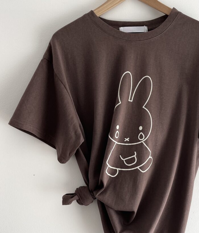 T-SHIRT Z NADRUKIEM CZEKOLADOWY - obrazek 3