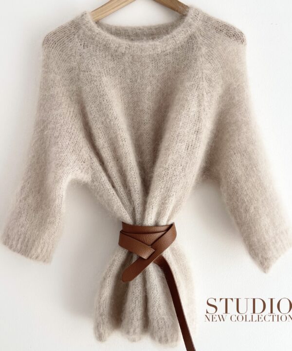 SWETER STUDIO PREMIUM Z DOMIESZKĄ MOHERU LATTE