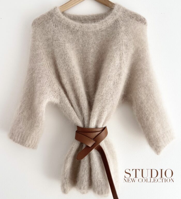SWETER STUDIO PREMIUM Z DOMIESZKĄ MOHERU LATTE
