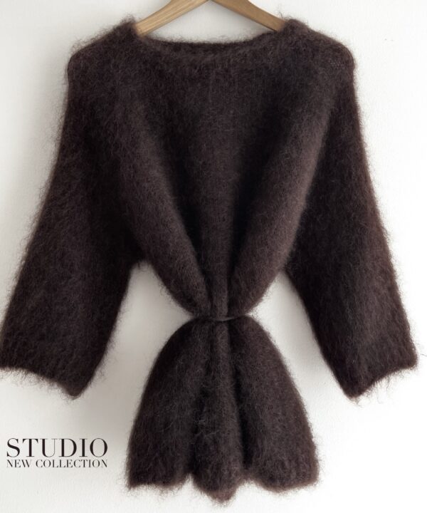 SWETER STUDIO PREMIUM Z DOMIESZKĄ MOHERU CZEKOLADOWY