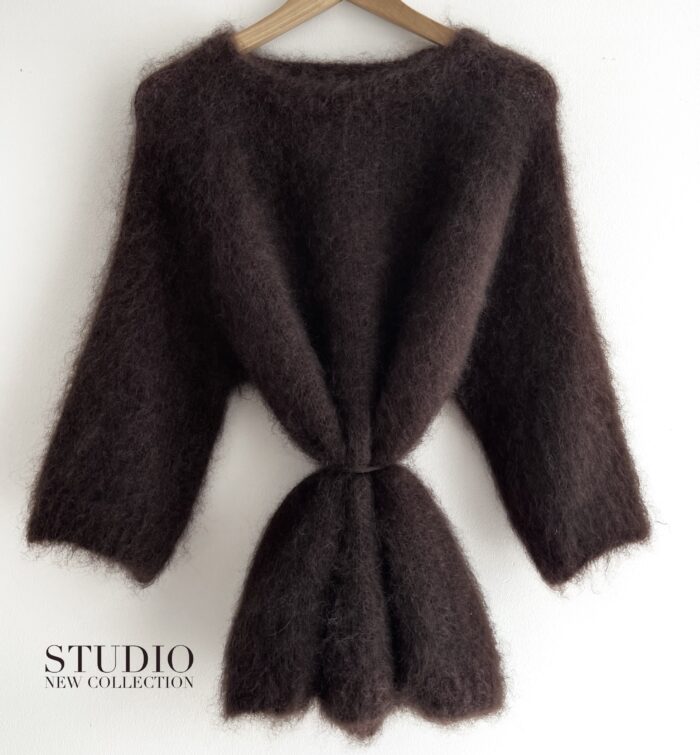 SWETER STUDIO PREMIUM Z DOMIESZKĄ MOHERU CZEKOLADOWY