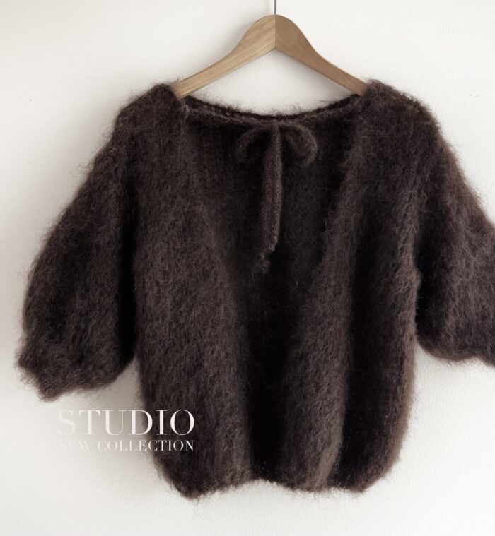 SWETER Z ODKRYTYMI PLECAMI PREMIUM Z DOMIESZKĄ MOHERU CZEKOLADOWY