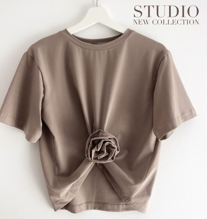 T-SHIRT Z BROSZKĄ LATTE
