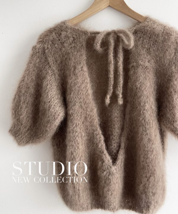 SWETER Z ODKRYTYMI PLECAMI PREMIUM Z DOMIESZKĄ MOHERU MOCCA