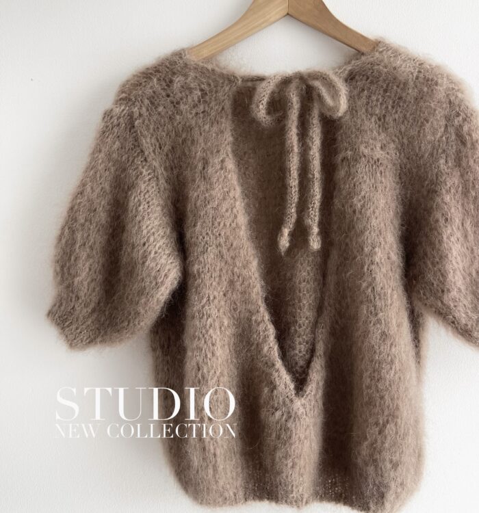 SWETER Z ODKRYTYMI PLECAMI PREMIUM Z DOMIESZKĄ MOHERU MOCCA