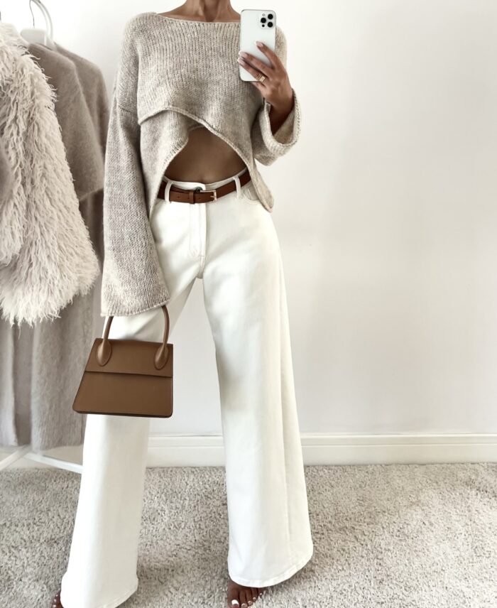 SWETER ELLA ZE ZMIENNĄ FORMĄ STYLIZACJI BEŻOWY - obrazek 2
