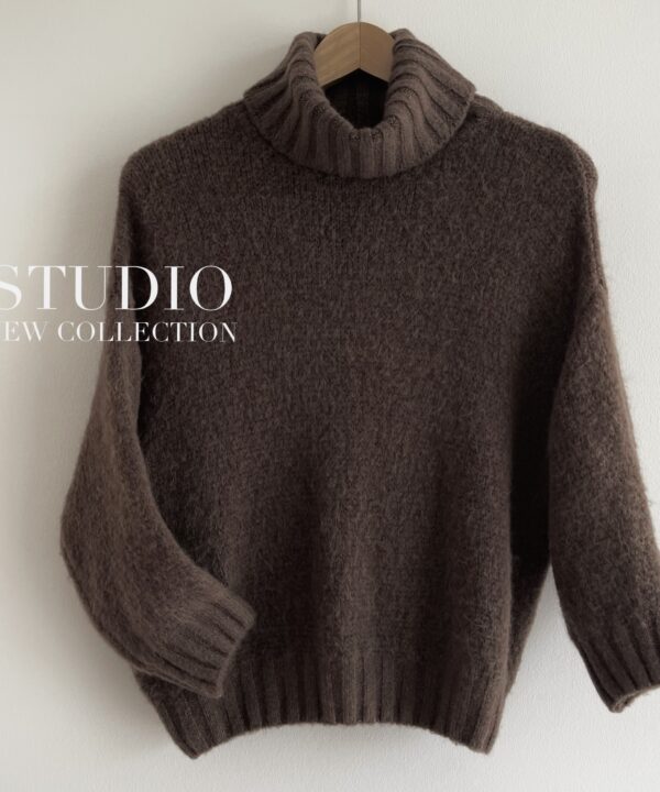 SWETER Z GOLFEM Z ALPAKĄ I WEŁNĄ MLECZNA CZEKOLADA