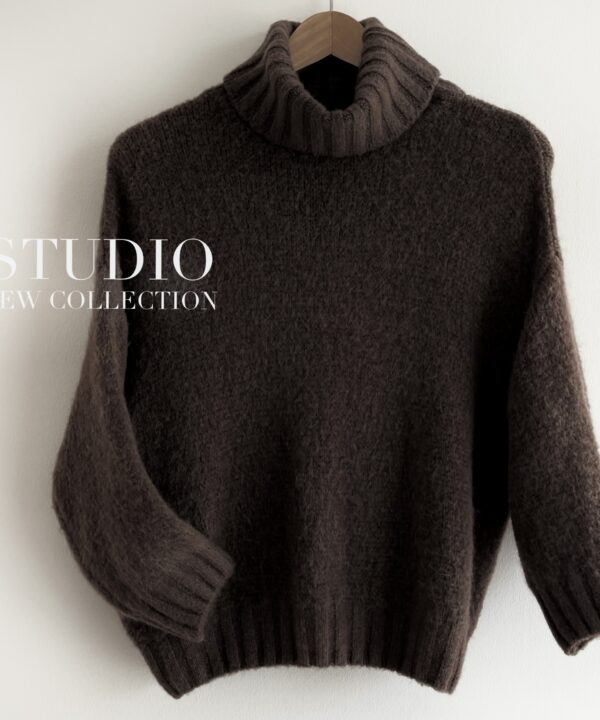 SWETER Z GOLFEM Z ALPAKĄ I WEŁNĄ CZEKOLADOWY