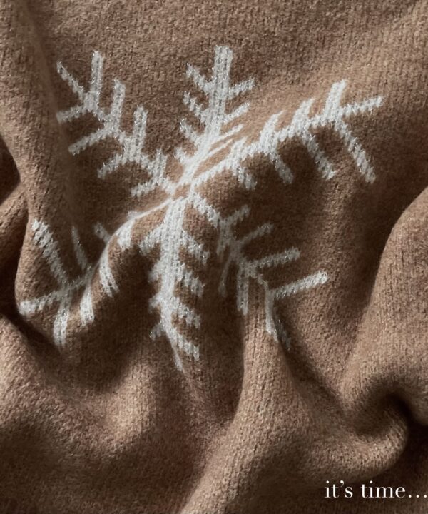 SWETER ZE ŚNIEŻYNKA IT'S TIME KARMELOWY