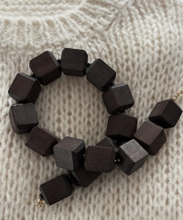 NASZYJNIK DREWNIANY CZEKOLADOWY