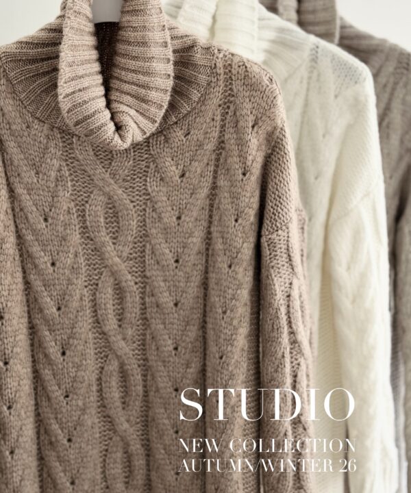SWETER Z GOLFEM OVERSIZE STUDIO Z DOMIESZKĄ WEŁNY CAMEL