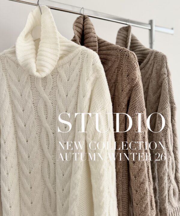 SWETER Z GOLFEM OVERSIZE STUDIO Z DOMIESZKĄ WEŁNY ŚMIETANKOWY